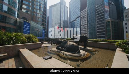 Central, Hong Kong 27. Januar 2021: Zu Fuß zu zwei Büffelstatuen, Exchange Square auf Hong Kong Island Stockfoto