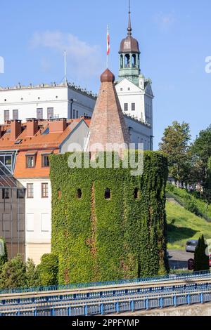 Turm der sieben Mäntel, im Hintergrund mittelalterliches Herzogsschloss, Szczecin, Polen Stockfoto