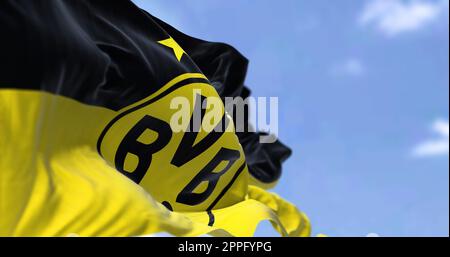 Die Flagge von Borussia Dortmund, die im Wind winkt. Stockfoto