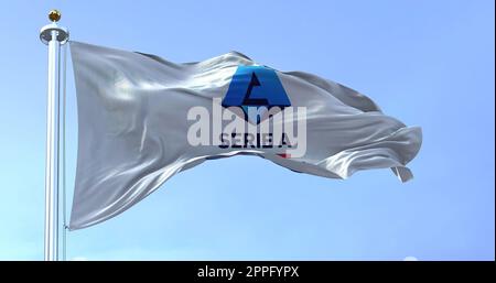 Nahaufnahme der Serie A Tim-Flagge, die im Wind winkt. Stockfoto