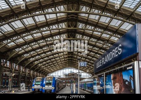 LILLE, FRANKREICH - 17. AUGUST 2013: Züge am Bahnhof Lille-Flandres, Nordfrankreich Stockfoto