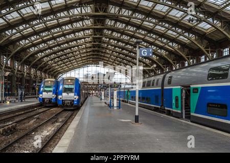 LILLE, FRANKREICH - 17. AUGUST 2013: Züge am Bahnhof Lille-Flandres, Nordfrankreich Stockfoto