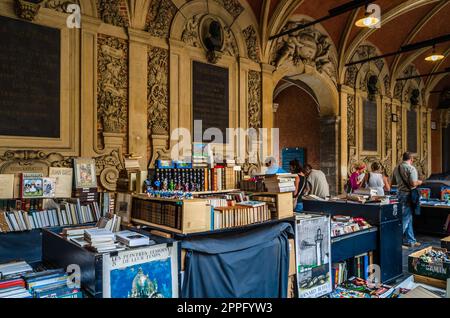 LILLE, FRANKREICH - 17. AUGUST 2013: Alte Zeitschriften, Bücher und verschiedene Artikel auf einem Flohmarkt der Vieille Bourse (alte Börse) in Lille, Nordfrankreich Stockfoto