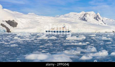 Expeditionsschiff vor der antarktischen Eisbergslandschaft in Cierva Cove auf der Westseite der antarktischen Halbinsel Stockfoto