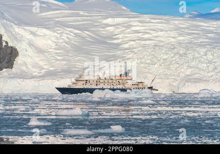 Expeditionsschiff vor der antarktischen Eisbergslandschaft in Cierva Cove auf der Westseite der antarktischen Halbinsel Stockfoto