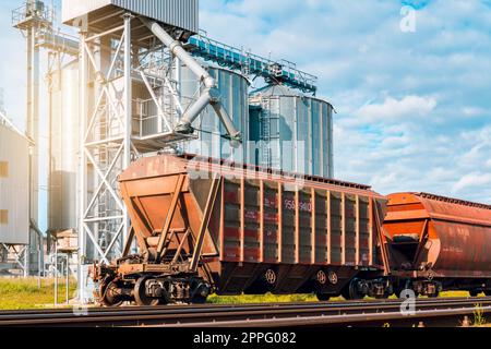 Beladen von Eisenbahnwaggons am Kornelevator Stockfoto