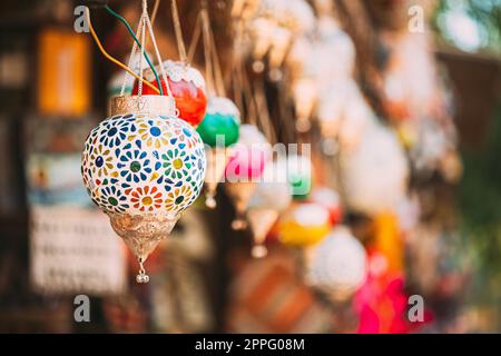 Indien. Markt Mit Vielen Traditionellen Bunten Handgefertigten Indischen Lampen Und Laternen. Laternen Im Shop Zum Verkauf. Beliebte Souvenirs Aus Indien Stockfoto