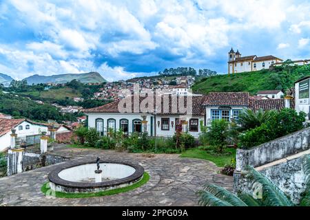 Straße von Ouro Preto, brasilianische Stadt. UNESCO-Weltkulturerbe Stockfoto