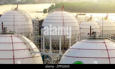 Industriegasspeichertank. LNG- oder Flüssiggastank. Energiepreiskrise. Gastank in der Erdölraffinerie. Energiekrise. Erdgasspeicherindustrie und weltweiter Verbrauch. Stockfoto