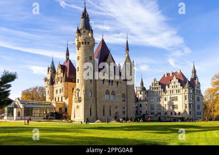 Moszna-Burg aus dem 17. Jahrhundert, historische Burg und Residenz, Moszna, Opole, Polen Stockfoto