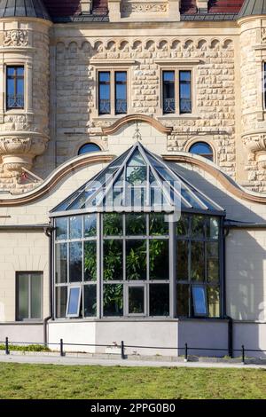 Burg Moszna aus dem 17. Jahrhundert, historische Burg und Residenz, Blick auf das Treibhaus, Moszna, Opole, Polen Stockfoto