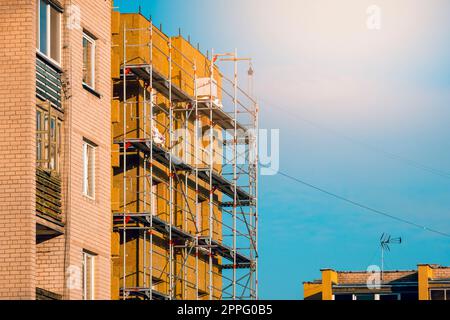 Mehrstöckige Wärmedämmung mit Steinwolle an der Fassade des Hauses Stockfoto