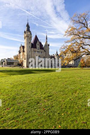 Moszna-Burg aus dem 17. Jahrhundert, historische Burg und Residenz, Moszna, Opole, Polen Stockfoto