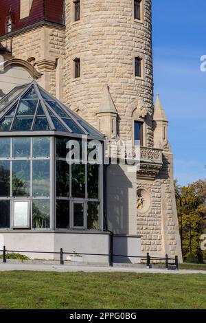 Burg Moszna aus dem 17. Jahrhundert, historische Burg und Residenz, Blick auf das Treibhaus, Moszna, Opole, Polen Stockfoto