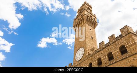 Florenz, Italien. Der alte Palastturm - genannt Palazzo Vecchio - mit blauem Himmel. Platz kopieren, niemand. Stockfoto