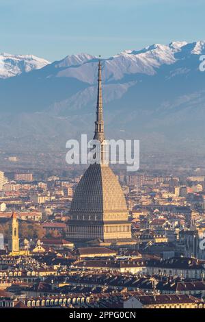 Turin Panorama mit Alpen und Mole Antonelliana, Italien. Skyline des Wahrzeichens der Piemont-Region von Monte dei Cappuccini - Cappuccinis Hügel. Sonnenaufgangslicht. Stockfoto