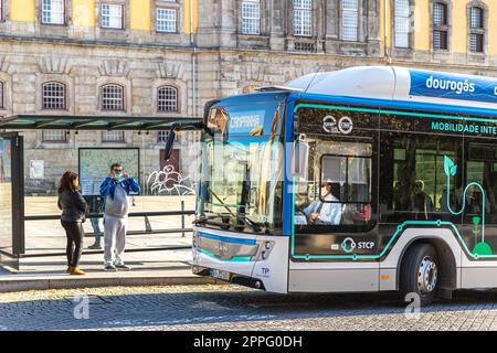 Der gasbetriebene Bus hielt an einer Bushaltestelle vor dem portugiesischen Elektrizitäts- und Fotomuseum in Porto, Portugal Stockfoto