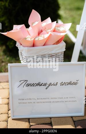 Elegante Hochzeitsdekorationen aus natürlichen Blumen Stockfoto