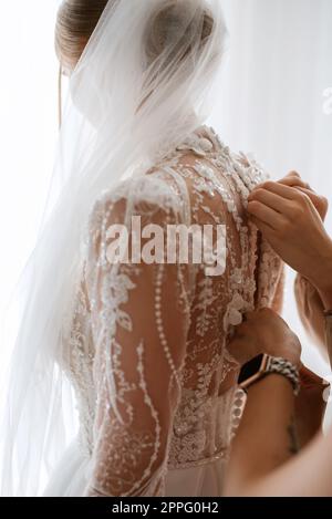 Kleiden Sie die Frau in einem Hochzeitskleid mit Korsett und Schnürung Stockfoto