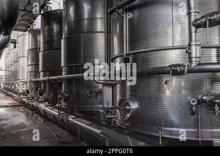 Stahltanks für die Weingärung in einem modernen Weingut. Große Brauereisilos für Gerste oder Bier Stockfoto