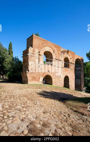 Palatin-Hügel, Blick auf die Ruinen mehrerer wichtiger antiker Gebäude, Rom, Italien Stockfoto