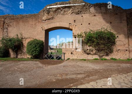 Palatin-Hügel, Blick auf die Ruinen mehrerer wichtiger antiker Gebäude, Rom, Italien Stockfoto