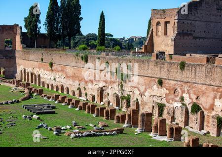 Palatin-Hügel, Blick auf die Ruinen mehrerer wichtiger antiker Gebäude, Hippodrom von Domitian, Rom, Italien Stockfoto