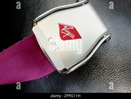 Detail des Gurtschlosses des Sicherheitsgurts mit dem Logo von Virgin Atlantic auf einem leeren Sitz Stockfoto