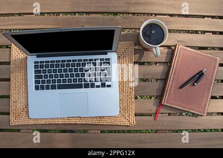 Heimarbeit im Garten mit Laptop Stockfoto