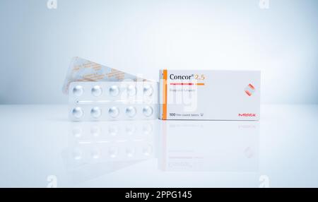 CHONBURI, THAILAND-21. AUGUST 2022 : Concor 2,5 Produkt von Merck in Pappkartons auf weißem Hintergrund. Bisoprolol Filmtabletten. Medizin für therapieresistente chronische Herzinsuffizienz. Stockfoto