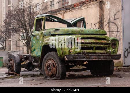 Ein alter, verlassener, rostiger Truck aus der Zeit der Sowjetunion. Stockfoto