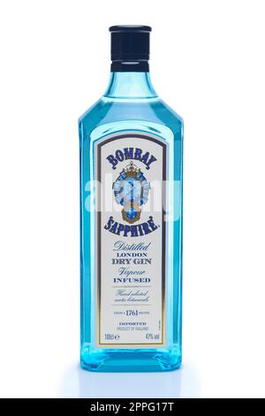 22. April 2017, Belarus, Minsk - vertikales Foto der Bombay Sapphire-Flasche mit Schatten isoliert auf Weiß. Stockfoto