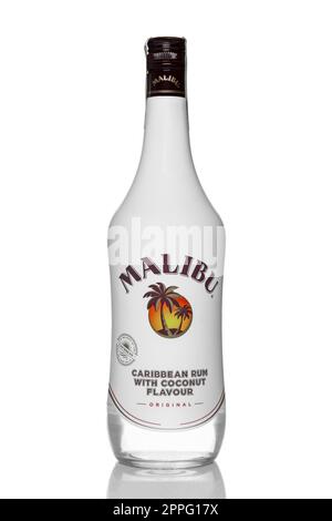 MINSK, BELARUS, 29. APRIL 2017 - Malibu Rum ist ein aromatisierter Likör auf Rumbasis, der aus natürlichem Kokosnussextrakt hergestellt wird und von West Indies Rum Distillery Ltd. Auf Barbados hergestellt wird Stockfoto