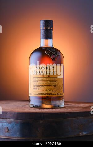 April 8,2022, Minsk, Weißrussland - Monkey Shoulder Blended Malt Scotch Whisky auf dem Fass Stockfoto