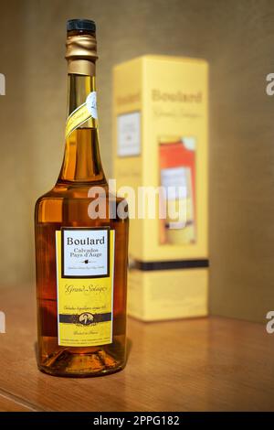 Belarus, Minsk, 14. April 2016 – Flasche Boulard Calvados, Grand Solage ith Karton am Tresen. Stockfoto