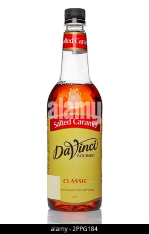 MINSK, WEISSRUSSLAND, 29. APRIL 2017 - DaVinci Gourmet 1L Klassischer Sirup mit Karamellgeschmack, isoliert auf Weiß Stockfoto