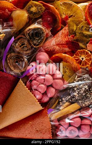 Gesunde hausgemachte Chips aus verschiedenen Früchten. Textur. Makro. Stockfoto
