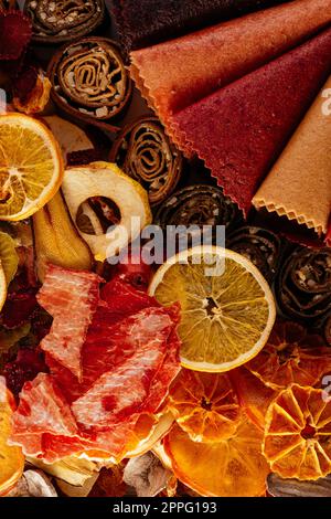 Gesunde hausgemachte Chips aus verschiedenen Früchten. Textur. Makro. Stockfoto