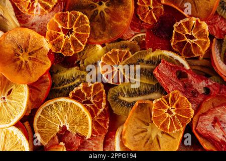 Hausgemachte Obstchips. Textur. Holzhintergrund Stockfoto