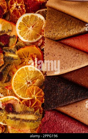 Gesunde hausgemachte Chips aus verschiedenen Früchten. Textur. Makro. Stockfoto