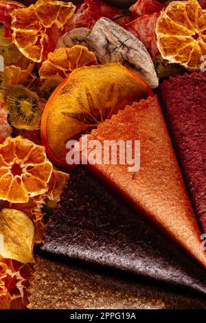 Gesunde hausgemachte Chips aus verschiedenen Früchten. Textur. Makro. Stockfoto