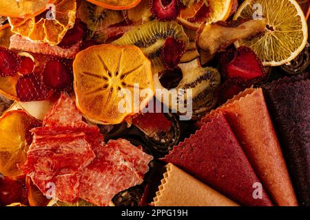 Gesunde hausgemachte Chips aus verschiedenen Früchten. Textur. Makro. Stockfoto