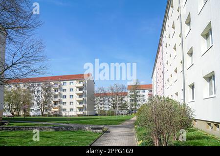 Moderne Stadtarchitektur, neu renovierter Apartmentbau, Apartmentgebäude in einer ruhigen Wohngegend mit Grünflächen Stockfoto