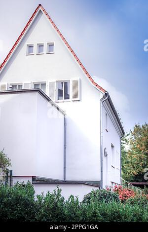 Moderne Stadtarchitektur, neu renovierter Apartmentbau, Apartmentgebäude in einer ruhigen Wohngegend mit Grünflächen Stockfoto