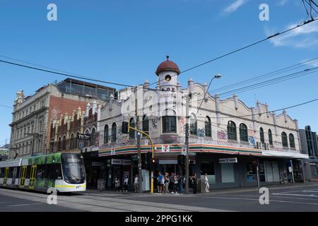 Graffiti und Straßenkunst an der Fassade eines Gebäudes an der Ecke Brunswick Street und Johnston Street im Vorort Fitzroy in Melbourne Stockfoto