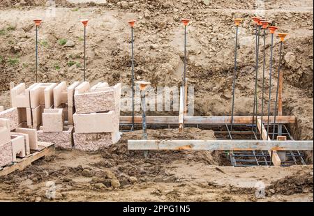 Details einer Baustelle mit Betonblöcken und Rebar. Stockfoto