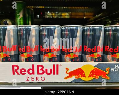 Kiel, Deutschland - 03. April 2023: Eine Palette Red Bull Getränkedosen auf einem Regal des Supermarkts Stockfoto