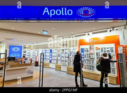 Kiel, Deutschland - 03. April 2023: Eintritt in eine Filiale der Optikmarke Apollo. Stockfoto