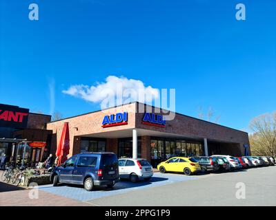 Kiel - 03. April 2023: Ein Geschäft der Diskontkette Aldi in Norddeutschland. Stockfoto