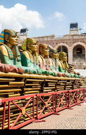 Verona, Italien - Vorbereitung der Bühne für die Vorstellung von thetre in der berühmten Arena di Verona Stockfoto